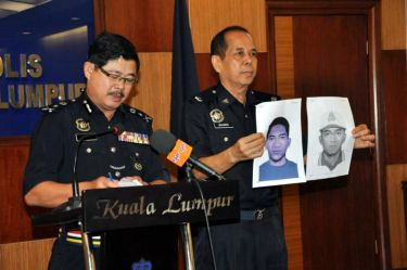 Ketua Jabatan Siasatan Jenayah Kuala Lumpur, Datuk Ku Chi Wah (kiri) bersama Ketua Bahagian Siasatan Jenayah Daerah Brickfield, Baharin Mohd Rose menunjukkan lakaran suspek penjenayah yang merompak kediaman Menteri Belia dan Sukan, Khairy Jamaluddin, baru-baru ini pada sidang media di Ibu Pejabat Polis Kontinjen Kuala Lumpur di Kuala Lumpur, Rabu. Foto BERNAMA