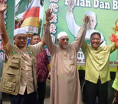 Datuk Seri Abdul Hadi Awang (tengah) menzahirkan sokongannya terhadap Dr Hamzah Jaafar (kiri) dan calon Bebas DUN Damak and Koh Boon Heng (kanan).