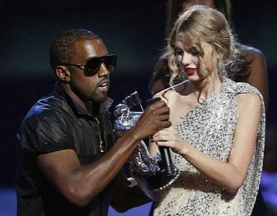 Kanye West merampas mikrofon dari Taylor Swift ketika dia sedang berucap. - foto REUTERS 