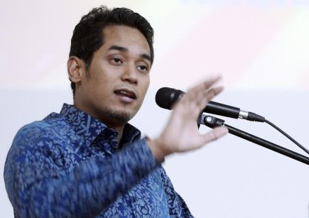 Menteri Belia dan Sukan Khairy Jamaluddin Abu Bakar menyampaikan ucapan pada majlis ramah mesra bersama Alumni Institut Kemahiran Belia Negara (IKBN) dan Institut Kemahiran Tinggi Belia Negara (IKTBN) di Sepang pada Khamis.
-Foto BERNAMA