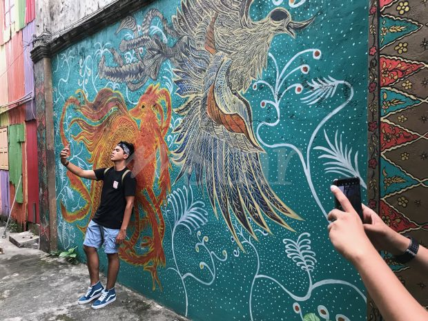 Bukan sekadar keropok lekor Lorong penyu mural warna Bukan sekadar keropok lekor Lorong penyu mural warna