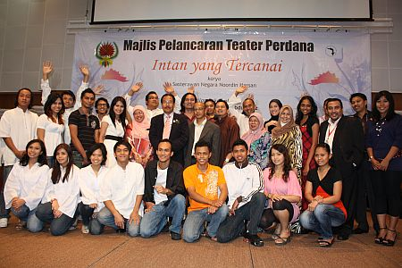 Para pelakon dan tenaga produksi Teater Perdana Intan Yang Tercanai. -foto DBP