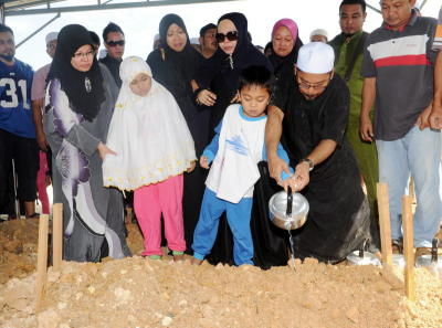 Suasana pilu dapat dirakamkan ketika Pengasas produk kecantikan Vida Beauty Datuk Dr Hamiza Osman atau dikenali sebagai Vida bersama dua anaknya Eric Zakuan,5 dan Noradeline, 8, menyiram air mawar ke pusara dua lagi anaknya yang selamat disemadikan di Tanah Perkuburan Islam Meru Raya, Ipoh, Ahad. Anak sulung VIda, Muhammad Eddie Zuhdie Mohd. Amin, 11, dan anak keduanya Muhammad Edrie Zikrie Mohd Amin, 10, serta pekerja Muhammad Nor Syamil Zaidi, 26, maut dalam kebakaran yang berlaku malam Sabtu. - fotoBERNAMA