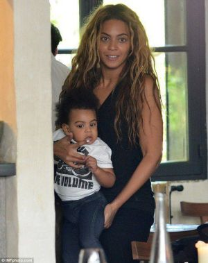 Beyonce bersama anaknya Blue Ivy Carter.