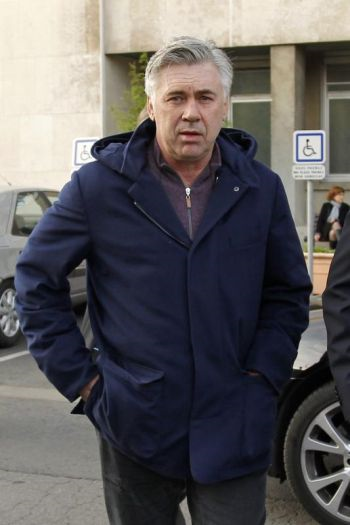 Ancelotti dilihat meninggalkan Hospital Pitie-Salpetriere di Paris pada Khamis.