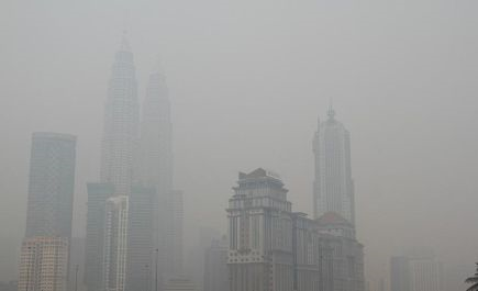 Keadaan jerebu di Kuala Lumpur pada pukul 12.15 tengah hari. -foto Oleh SHAHRUL FAZRY ISMAIL