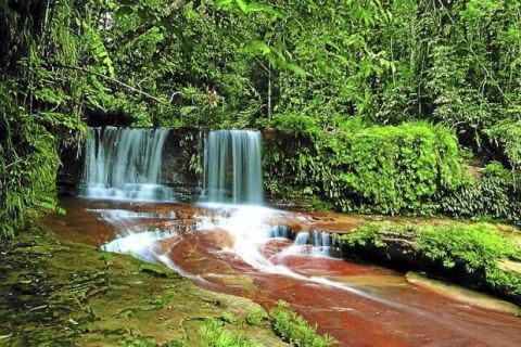 Air terjun di Taman Negara Kubah, yang terletak 22km dari Kuching.