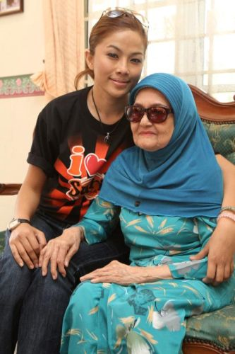 Linda Onn Terharu Ziarah Peminat 76 Tahun - Hiburan | mStar