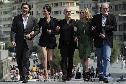 Barisan pelakon Eat Pray Love (dari kiri) Javier Bardem, Julia Roberts, pengarah Ryan Murphy, penerbit Dede Gardner and aktor Richard Jenkins hadir pada sesi promosi filem itu di Festival Filem San Sebastian ke-58 di Sepanyol, baru-baru ini. - Reuters