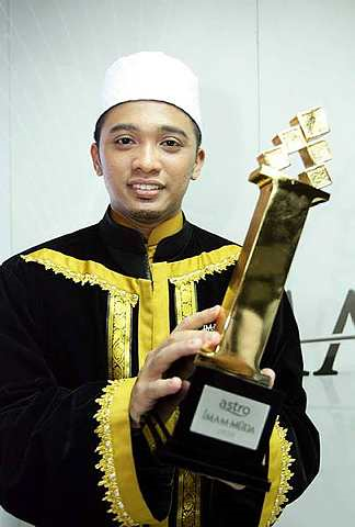 Asyraf dinobatkan sebagai juara Imam Muda pertama. - Foto oleh AZMAN GHANI