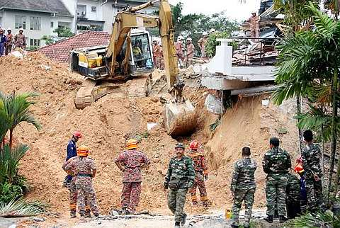 TERUS MENCARI...  Jengkaut digunakan bagi memudahkan operasi mencari dan menyelamat pembantu rumah kepada doktor haiwan Dr. N. Yogeswari yang dikatakan tertimbus di kawasan tanah runtuh di Bukit Antarabangsa, Hulu Klang hari ini. Hari ini masuk hari ketiga operasi mencari dan menyelamat pembantu rumah warga Sri Lanka itu dilakukan oleh pasukan bomba dan penyelamat, tentera dan pasukan Mencari dan Menyelamat Khas Malaysia selepas dia dilaporkan tidak dapat dikesan sejak kejadian tanah runtuh itu berlaku. -fotoBERNAMA