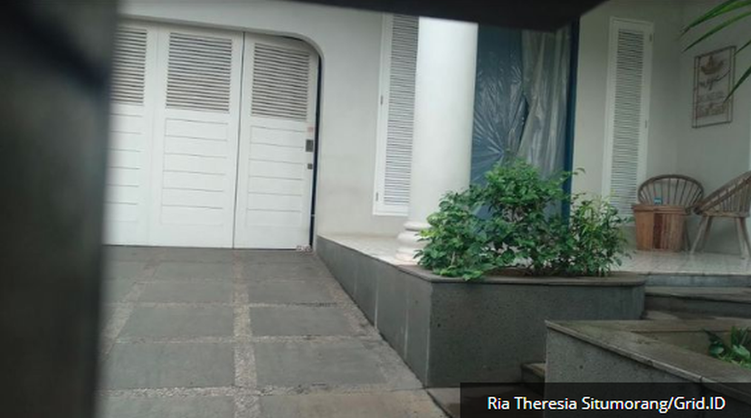 Pintu rumah jadi perhatian Luna Maya tutup dengan plastik Pintu rumah jadi perhatian Luna Maya tutup dengan plastik