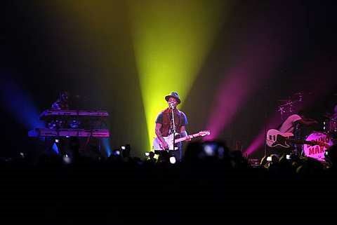 Aksi Bruno Mars dalam konsert sulungnya di Kuala Lumpur menggegarkan Dewan Merdeka, Pusat Dagangan Dunia Putra (PWTC), malam Ahad. - Foto ihsan PETER TAN