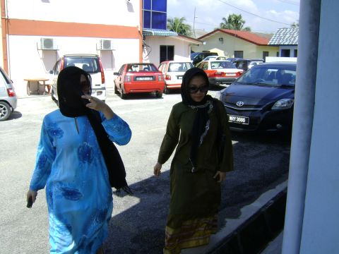 Shazlin menutup wajahnya dengan tudung semasa tiba di Mahkamah Rendah Syariah Petaling Jaya pagi tadi. -Foto MSTAR oleh AU YEONG HOW