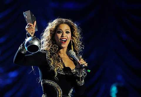 Beyonce Knowles bergambar selepas menerima anugerah pada MTV Europe Music Awards 2009 untuk 