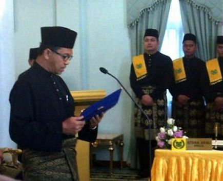 ADUN Pauh, Azlan Man, 54, mengangkat sumpah sebagai Menteri Besar Perlis ke-11 di Istana Arau, pagi Selasa