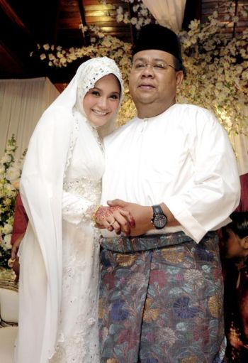 Anne Ngasri dan Mohd Sumali Reduan akhirnya sah bergelar suami isteri. Foto ABDUL RAHMAN EMBONG