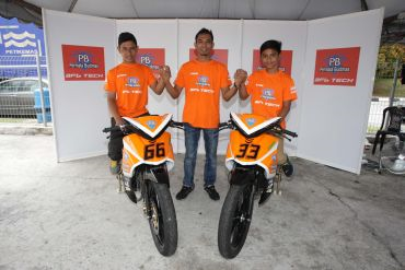 Fuad bersama dua pelumbanya,Saiful Izman dan Kasma Daniel (kiri).
 