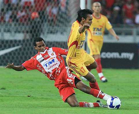 KETUA pasukan Selangor Mohd Amri Yahyah (kanan) diasak pemain Kelantan Zairul Fitree Ishak (kiri) ketika perlawanan Akhir Piala FA di Stadium Nasional malam tadi. Amri menjaringkan gol penyamaan pada masa tambahan. --fotoBERNAMA