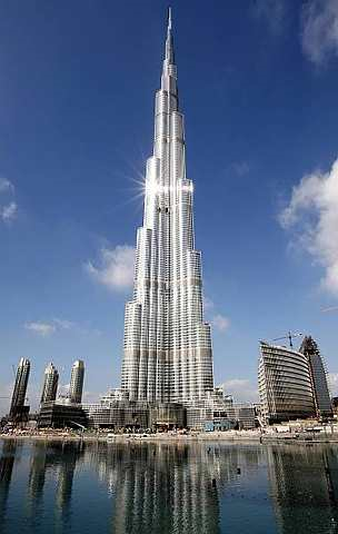 Burj Dubai ialah bangunan tertinggi di dunia. -Foto REUTERS