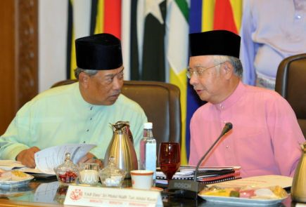 Perdana Menteri Datuk Seri Najib Tun Razak yang juga Presiden UMNO berbincang dengan Timbalan Perdana Menteri, Tan Sri Muhyiddin Yassin sebelum mempengerusikan Mesyuarat Majlis Tertinggi UMNO di Menara Dato Onn di Kuala Lumpur pada Jumaat. -Foto BERNAMA