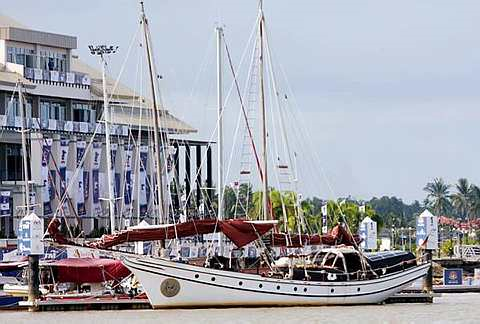 Perahu Besar Naga Pelangi II berlabuh di Marina Ri-Yaz Heritage and Spa di Pulau Duyong, Kuala Terengganu, baru-baru ini. - Foto BERNAMA