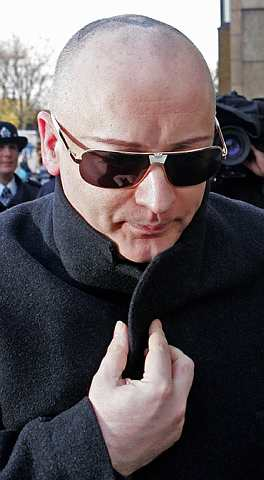 Bintang popular dari British, Boy George meninggalkan Thames Magistrates Court di timur London pada 22 November 2007. -Foto AFP