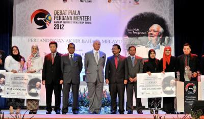 Perdana Menteri, Datuk Seri Najib Tun Razak bersama Menteri Pengajian Tinggi, Datuk Seri Mohamed Khaled Nordin bergambar bersama para pemenang Pertandingan Akhir Debat Piala Perdana Menteri 2012 bagi kategori Bahasa Inggeris dan Bahasa Malaysia di Dewan Tuanku Canselor, Universiti Malaya. Kategori Bahasa Malaysia di menangi oleh Universiti Islam Antarabangsa Malaysia (UIAM) yang menewaskan pasukan dari Universiti Kebangsaan Malaysia manakala bagi kategori Bahasa Inggeris dimenangi oleh Universiti Teknologi Mara yang menewaskan UIAM. Juara membawa pulang Piala Perdana Menteri dan wang tunai RM25,000 bagi setiap kategori. -fotoBERNAMA 