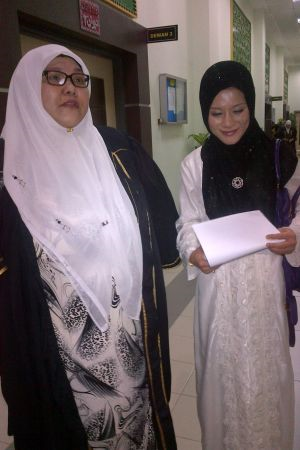 Suhaila dan peguam syarie, Saadiah Din ketika ditemui media diluar Dewan Mahkamah Tinggi Syariah, Shah Alam pada pagi Khamis. 