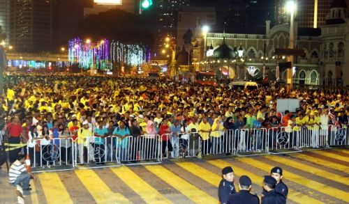 Peserta himpunan Janji Demokrasi mula membanjiri Dataran Merdeka. Foto CHAN TAK KONG/THE STAR