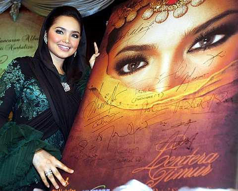 Wajah ceria Datuk Siti Nurhaliza sewaktu majlis pelancaran album Lentera Timur di ibu kota semalam. -foto The Star oleh KAMAL SELLEHUDDIN