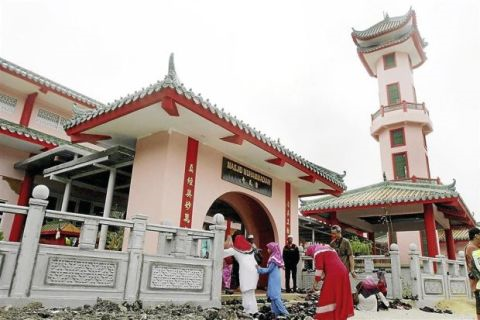 Orang ramai berkunjung ke majlis Sambutan Hari Raya Aidilfitri di Masjid Muhammadiah, Taman Tasek Jaya, Ipoh. Masjid Muhammadiah atau Masjid Cina Muslim dibuka untuk jemaah pada 4 Ogos 2013 bersamaan dengan 27 Ramadan 1434H. Pembinaan masjid itu adalah hasil kerjasama jawatankuasa Masjid Lama Muhammadiah bersama pihak Persatuan Cina Muslim Malaysia (Macma), Ipoh. -fotoBERNAMA