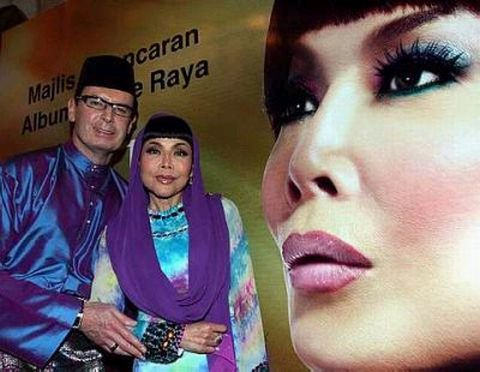 Anita Sarawak bergambar bersama suami, Mahathir Abdullah, selepas majlis pelancaran single raya 'Maafkan' di Al-Halabi Lounge, Hotel J.W Marriott baru-baru ini. - foto THE STAR oleh SAMUEL ONG