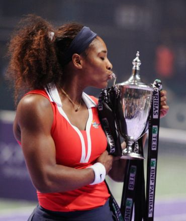 Serena mencium trofi yang dimenangi pada Kejuaraan WTA TEB BNP di Istanbul, Ahad.