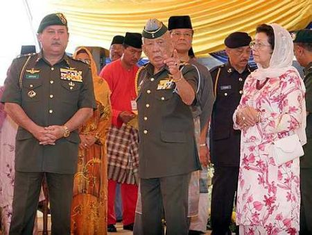 (Kiri) Tunku Ibrahim Ismail mendengar sesuatu yang diperkatakan oleh (Tengah) Almarhum Sultan Iskandar  sambil diperhatikan oleh Sultanah Johor, Sultanah Zanariah Tunku Ahmad selepas pelancaran Daerah Kulai Jaya pada Jun 2008. 
 
 