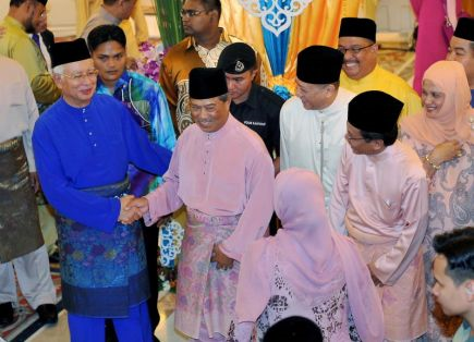 Perdana Menteri, Datuk Seri Mohd Najib Tun Abdul Razak (baju, biru) bersalaman dengan Timbalan Perdana Menteri, Tan Sri Muhyiddin Yassin sempena rumah terbuka Aidilfitri Perdana Menteri di Seri Perdana, Putrajaya pada Khamis. Turut hadir Menteri-Menteri kabinet. -Foto BERNAMA. 
