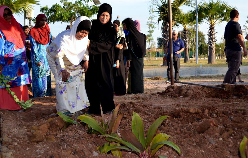 Jenazah Empat Sekeluarga Dikebumi Satu Liang Lahat - Semasa | MStar