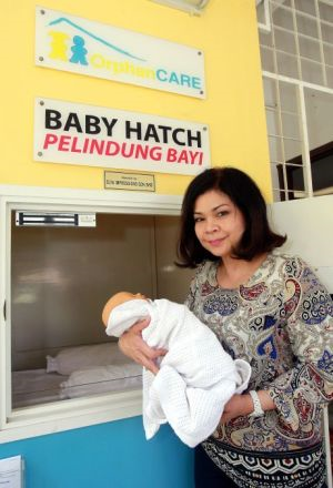 Noraini menunjukkan cara untuk penyerahan bayi di Pusat Pelindung Bayi.