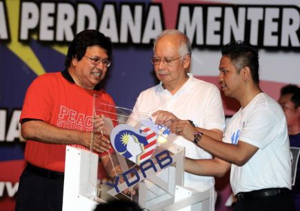 Perdana Menteri Datuk Seri Najib Tun Razak dan Naib Canselor Universiti Teknologi Mara (UiTM) Datuk Prof Dr Sahol Hamid Abu Bakar (kiri) merasmikan Yayasan Destini Anak Bangsa (YDAB) pada Majlis Bersama Warga UiTM di Kuala Terengganu pada Rabu. -Foto BERNAMA