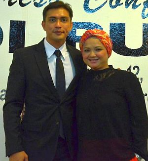Adi Putra bersama isterinya, Aida atau Zuhaidah Yusof.