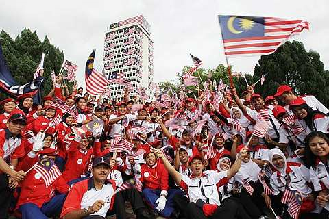 1Malaysia ... Para peserta yang membuat persembahan sempena sambutan Hari Kemerdekaan Ke-52 di Dataran Parlimen, bergambar sambil mengibarkan Jalur Gemilang. Tema 