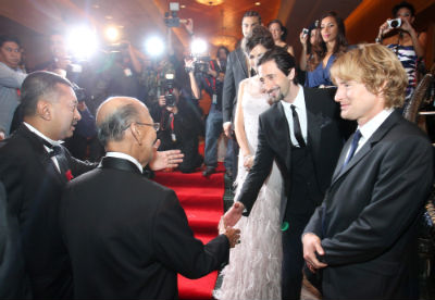 Owen Wilson (kanan), Adrian Brody and Camilla Belle bertemu dengan Yang di-Pertuan Agong Tuanku Abdul Halim Mu’adzam Shah dan Pengerusi SIC Datuk Mokhzani Mahathir. Foto GLENN GUAN