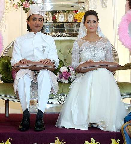 Bagai Pinang Dibelah Dua: Shahrin dan Yasmin Hani ketika majlis persandingan mereka yang berlangsung malam Jumaat.Foto THE STAR Oleh: AZHAR MAHFOF