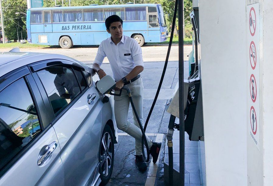 Meletup Nanti Rakam Foto Isi Minyak Kereta Petronas Minta Team Syed Saddiq Utamakan Keselamatan Viral Mstar