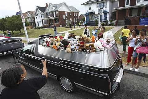 Kereta jenazah yang membawa memorablia untuk Michael Jackson kelihatan terletak di Muzium Motown Historical di Detroit pada 17 Julai 2009. -foto AP