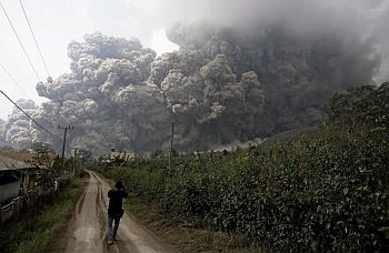 Abu panas Gunung Berapi Sinabung tersebar di awan ketika gunung berapi itu mula meletus baru-baru ini. 