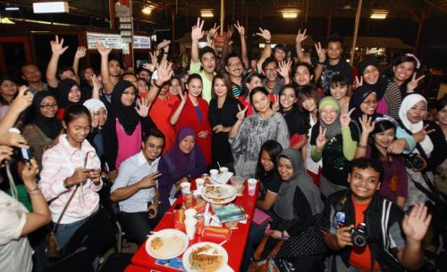 Barisan pelakon drama bersiri Vanila Coklat bergambar kenangan dengan semua peminat yang hadir menyaksikan episod akhir drama itu di Restoran Rasta Taman Tun Dr Ismail di sini pada malam Selasa. Foto THE STAR Oleh GLENN GUAN.