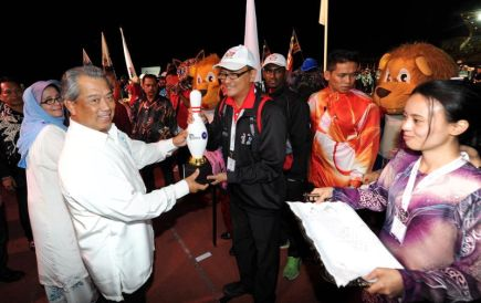 Timbalan Perdana Menteri Tan Sri Muhyiddin Yassin yang juga Menteri Pendidikan menyampaikan replika pin boling kepada ketua kontinjen ketika beramah mesra dengan kontinjen-kontinjen bertanding selepas merasmikan Sukan Institusi Pendidikan Malaysia (SIPMA) Kelima di Kolej Matrikulasi Pahang dekat Kuantan malam Ahad.
SIPMA 2013 ini berlangsung dari 15 hingga 22 November ini. -Foto BERNAMA. 