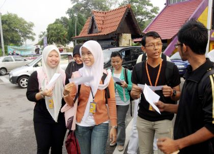 BEBERAPA pelajar Universiti Teknologi MARA (UiTM) di Lendu, Alor Gajah meninggalkan kampus itu selepas ia dituutp selama sembilan hari berkuat kuasa semalam berikutan penularan wabak Influenza A (H1N1) di kampus terbabit sejak seminggu lalu.--fotoTHE STAR oleh A. MALEX YAHAYA