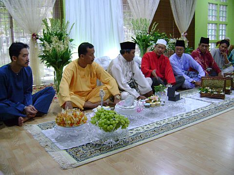 Wakil Raja Azmi, Amir Yusof (berbaju merah dan bersongkok putih) dan wakil Mohd Shadan, Hamid Hashim (tiga dari kiri) yang juga abang sepupunya terlibat dalam sesi perbincangan mengenai pernikahan antara kedua-dua pihak.
